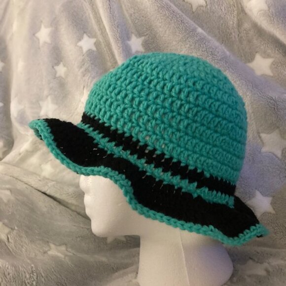 Handmade Crochet Set Skirt & Top & Hat - Picture 6 of 6